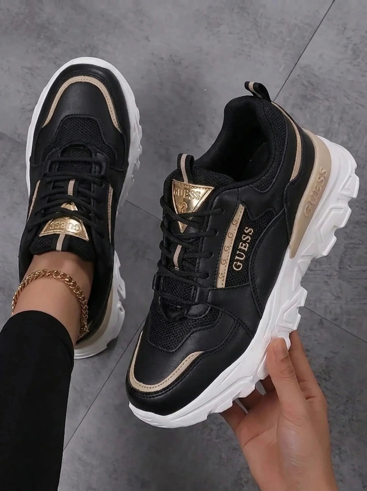 Chaussures décontractées Guess - Confortables avec des détails dorés